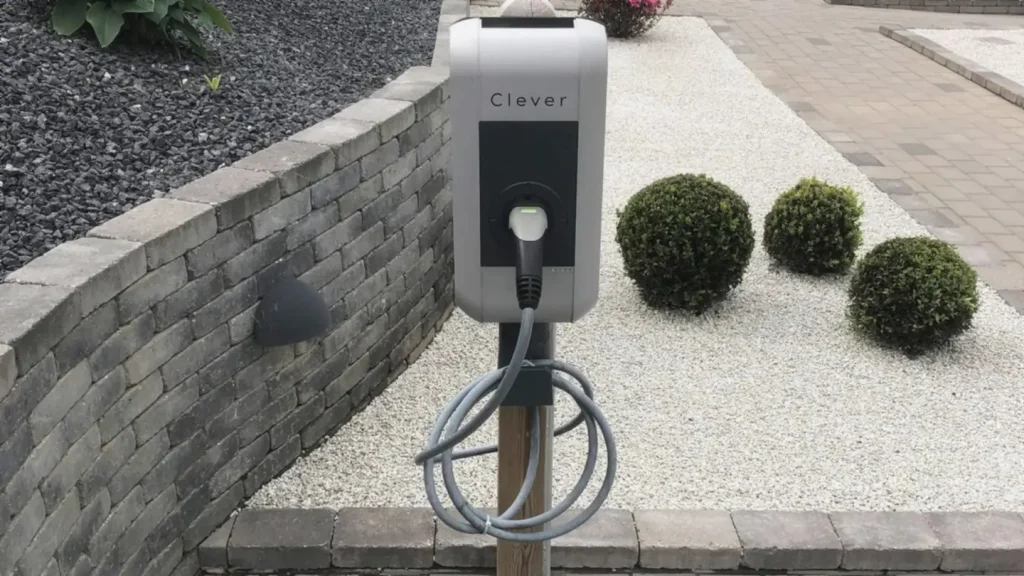 Ladeboks på en stander i en dansk indkørsel ved en stensat mur